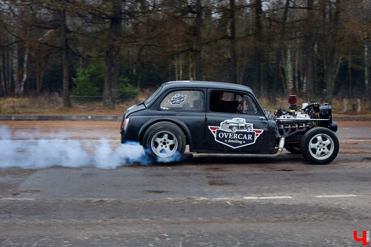 Житель Владимира Николай Папушев собрал гоночный автомобиль на базе легендарного «запорожца». Хот-род поражает не только дизайном, но и мощью мотора. На городских дорогах его, конечно, не встретишь. Экстремальные заезды проходят только на закрытых площадках. Для «Ключ-Медиа» владелец чудо-машины организовал специальный тест-драйв.