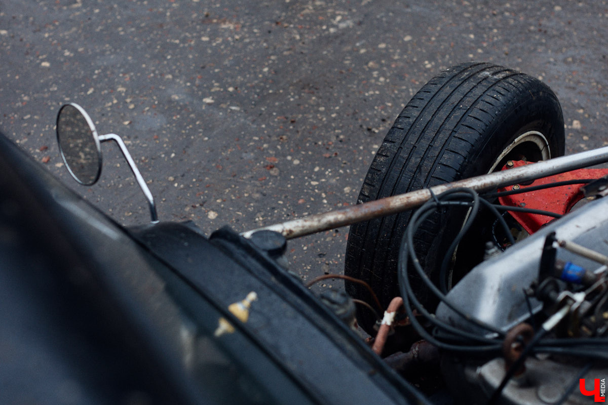 Житель Владимира Николай Папушев собрал гоночный автомобиль на базе легендарного «запорожца». Хот-род поражает не только дизайном, но и мощью мотора. На городских дорогах его, конечно, не встретишь. Экстремальные заезды проходят только на закрытых площадках. Для «Ключ-Медиа» владелец чудо-машины организовал специальный тест-драйв.