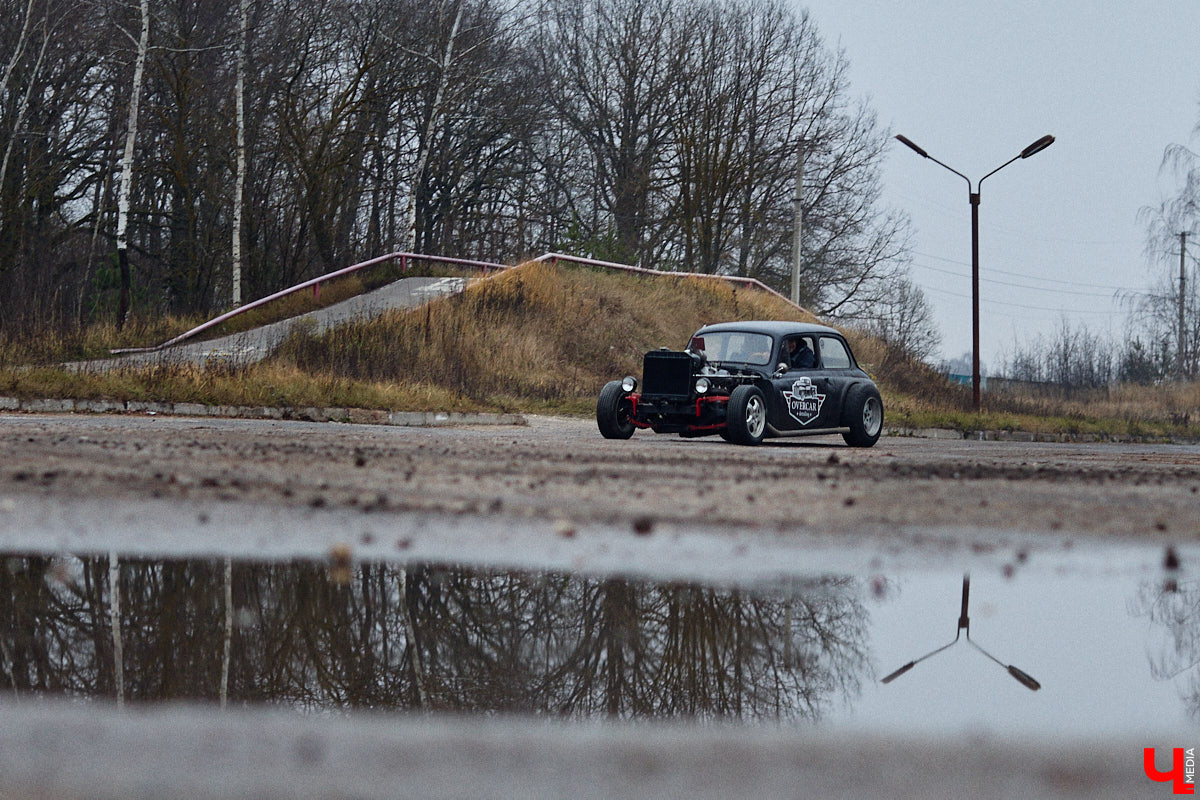 Житель Владимира Николай Папушев собрал гоночный автомобиль на базе легендарного «запорожца». Хот-род поражает не только дизайном, но и мощью мотора. На городских дорогах его, конечно, не встретишь. Экстремальные заезды проходят только на закрытых площадках. Для «Ключ-Медиа» владелец чудо-машины организовал специальный тест-драйв.