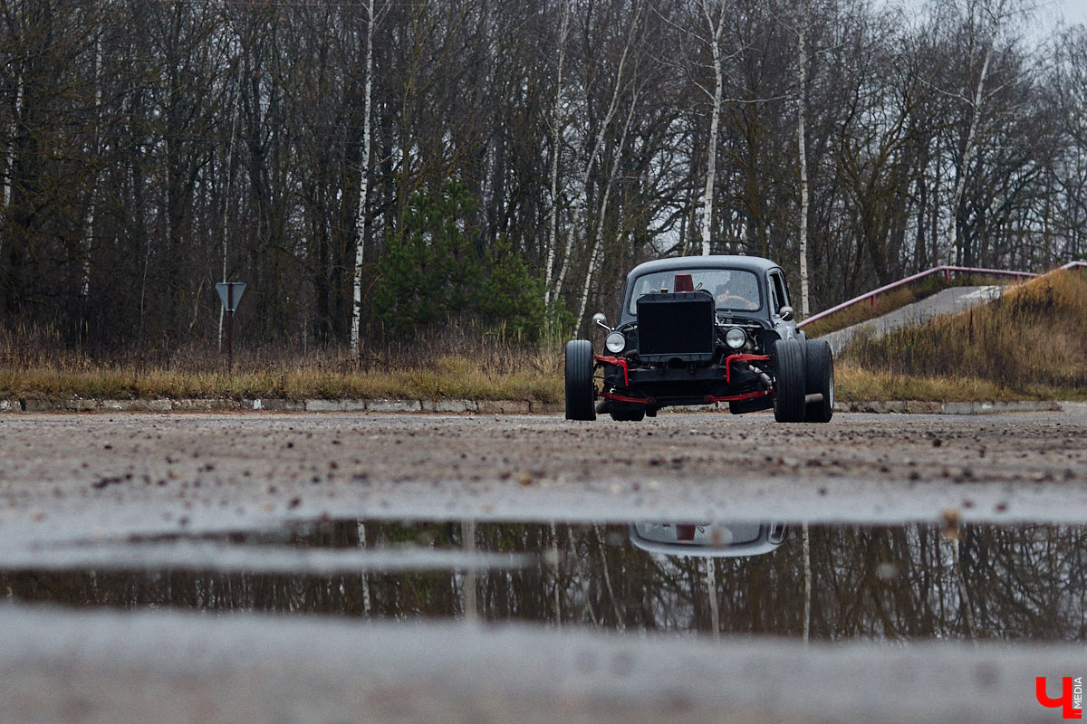 Житель Владимира Николай Папушев собрал гоночный автомобиль на базе легендарного «запорожца». Хот-род поражает не только дизайном, но и мощью мотора. На городских дорогах его, конечно, не встретишь. Экстремальные заезды проходят только на закрытых площадках. Для «Ключ-Медиа» владелец чудо-машины организовал специальный тест-драйв.