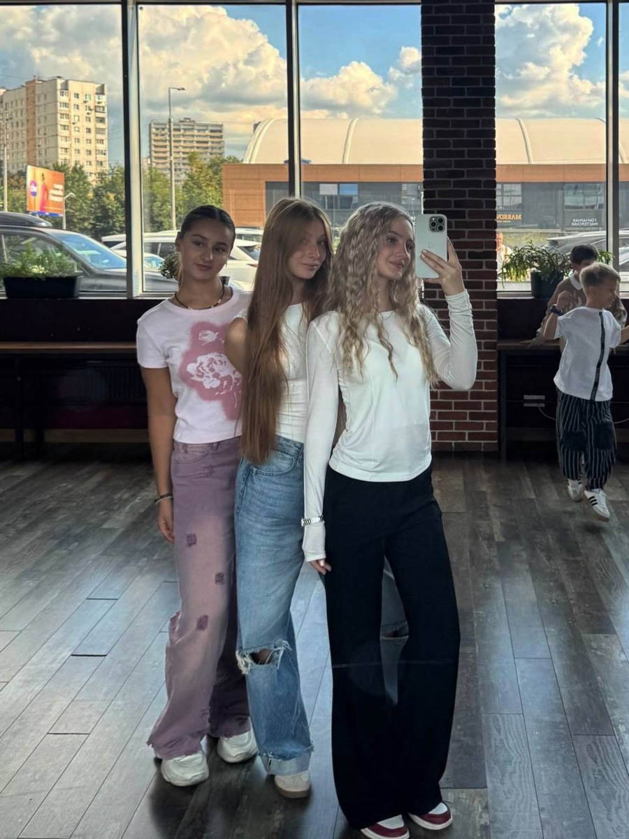 Юные владимирские звезды Милана Крохина и Вероника Тарасова не прошли в финал «Голос. Дети», представляя во время поединков команду Натальи Подольской и Владимира Преснякова. Однако победа девочек в состязаниях троек дала им шанс на реванш в дополнительном этапе. «Ключ-Медиа» поговорил с конкурсантками о том, как они лично оценивают свои выступления и подготовку к ним.