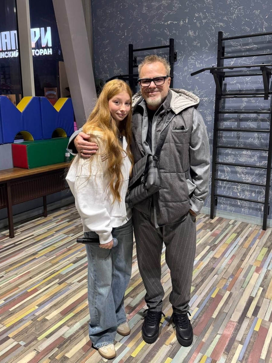 Юные владимирские звезды Милана Крохина и Вероника Тарасова не прошли в финал «Голос. Дети», представляя во время поединков команду Натальи Подольской и Владимира Преснякова. Однако победа девочек в состязаниях троек дала им шанс на реванш в дополнительном этапе. «Ключ-Медиа» поговорил с конкурсантками о том, как они лично оценивают свои выступления и подготовку к ним.