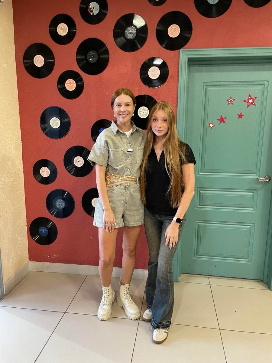 Юные владимирские звезды Милана Крохина и Вероника Тарасова не прошли в финал «Голос. Дети», представляя во время поединков команду Натальи Подольской и Владимира Преснякова. Однако победа девочек в состязаниях троек дала им шанс на реванш в дополнительном этапе. «Ключ-Медиа» поговорил с конкурсантками о том, как они лично оценивают свои выступления и подготовку к ним.