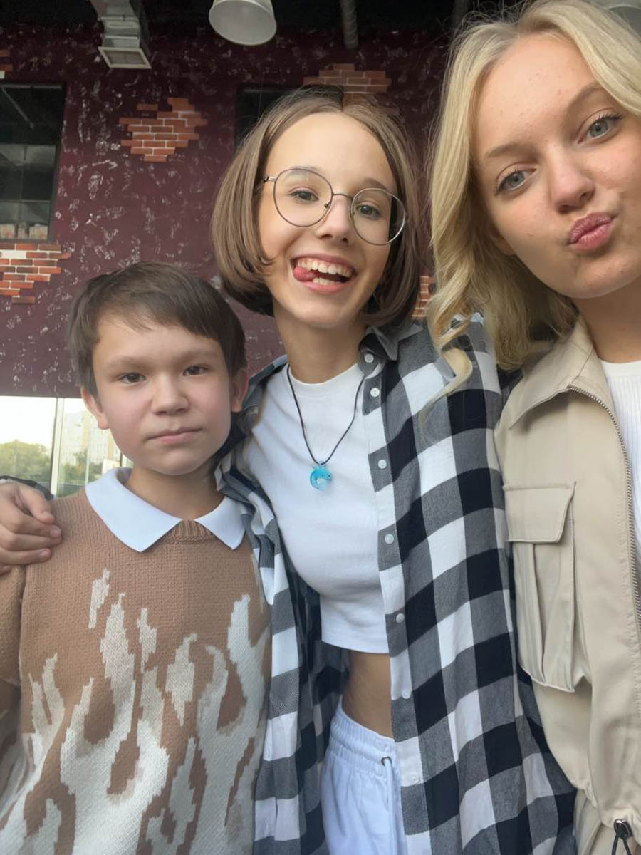 Юные владимирские звезды Милана Крохина и Вероника Тарасова не прошли в финал «Голос. Дети», представляя во время поединков команду Натальи Подольской и Владимира Преснякова. Однако победа девочек в состязаниях троек дала им шанс на реванш в дополнительном этапе. «Ключ-Медиа» поговорил с конкурсантками о том, как они лично оценивают свои выступления и подготовку к ним.