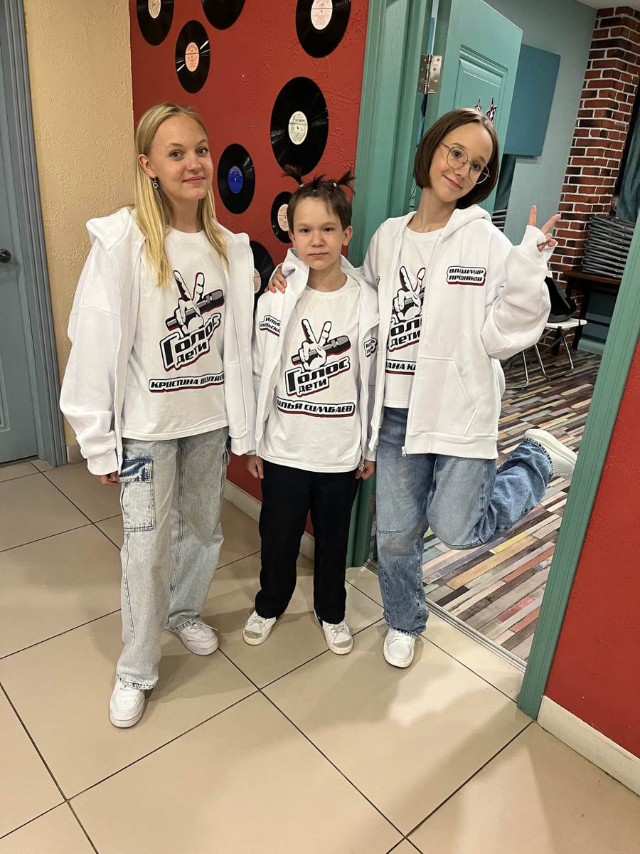 Юные владимирские звезды Милана Крохина и Вероника Тарасова не прошли в финал «Голос. Дети», представляя во время поединков команду Натальи Подольской и Владимира Преснякова. Однако победа девочек в состязаниях троек дала им шанс на реванш в дополнительном этапе. «Ключ-Медиа» поговорил с конкурсантками о том, как они лично оценивают свои выступления и подготовку к ним.