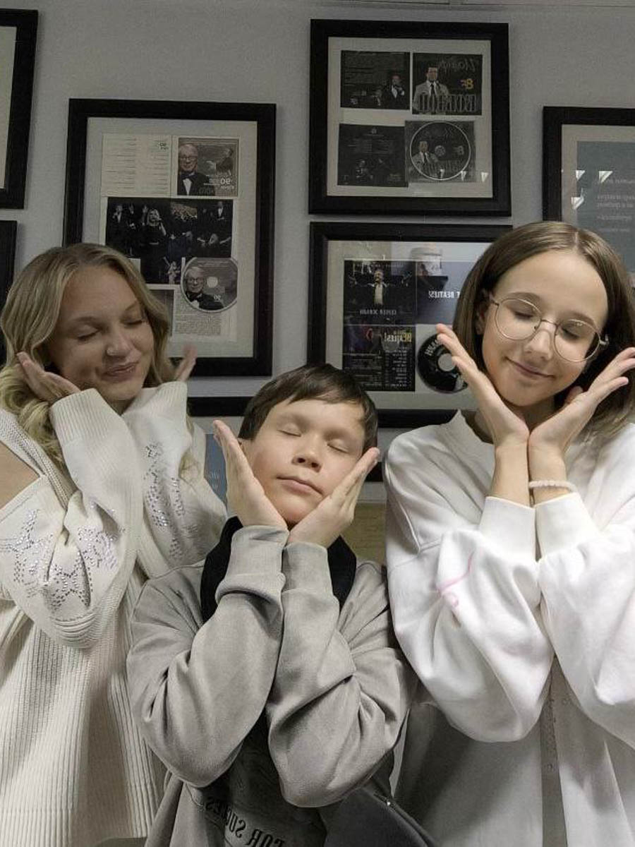 Юные владимирские звезды Милана Крохина и Вероника Тарасова не прошли в финал «Голос. Дети», представляя во время поединков команду Натальи Подольской и Владимира Преснякова. Однако победа девочек в состязаниях троек дала им шанс на реванш в дополнительном этапе. «Ключ-Медиа» поговорил с конкурсантками о том, как они лично оценивают свои выступления и подготовку к ним.