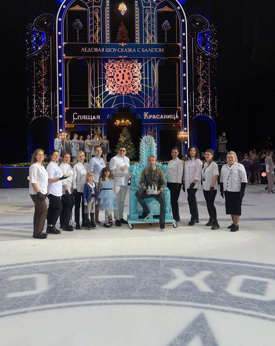 Торты должны соответствовать уровню торжественного события. Именно поэтому ко дню рождения фигуриста Евгения Плющенко был создан съедобный трон высотой более двух метров! Трудилась над ним в том числе владимирский кондитер Елена Синицына — ранее она участвовала в приготовлении сладкого гиганта на юбилей Яны Рудковской.