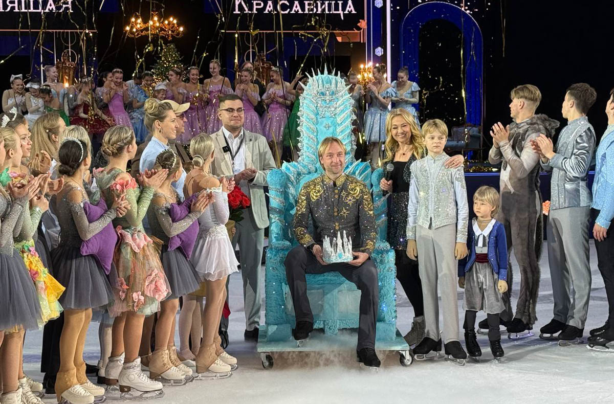 Торты должны соответствовать уровню торжественного события. Именно поэтому ко дню рождения фигуриста Евгения Плющенко был создан съедобный трон высотой более двух метров! Трудилась над ним в том числе владимирский кондитер Елена Синицына — ранее она участвовала в приготовлении сладкого гиганта на юбилей Яны Рудковской.