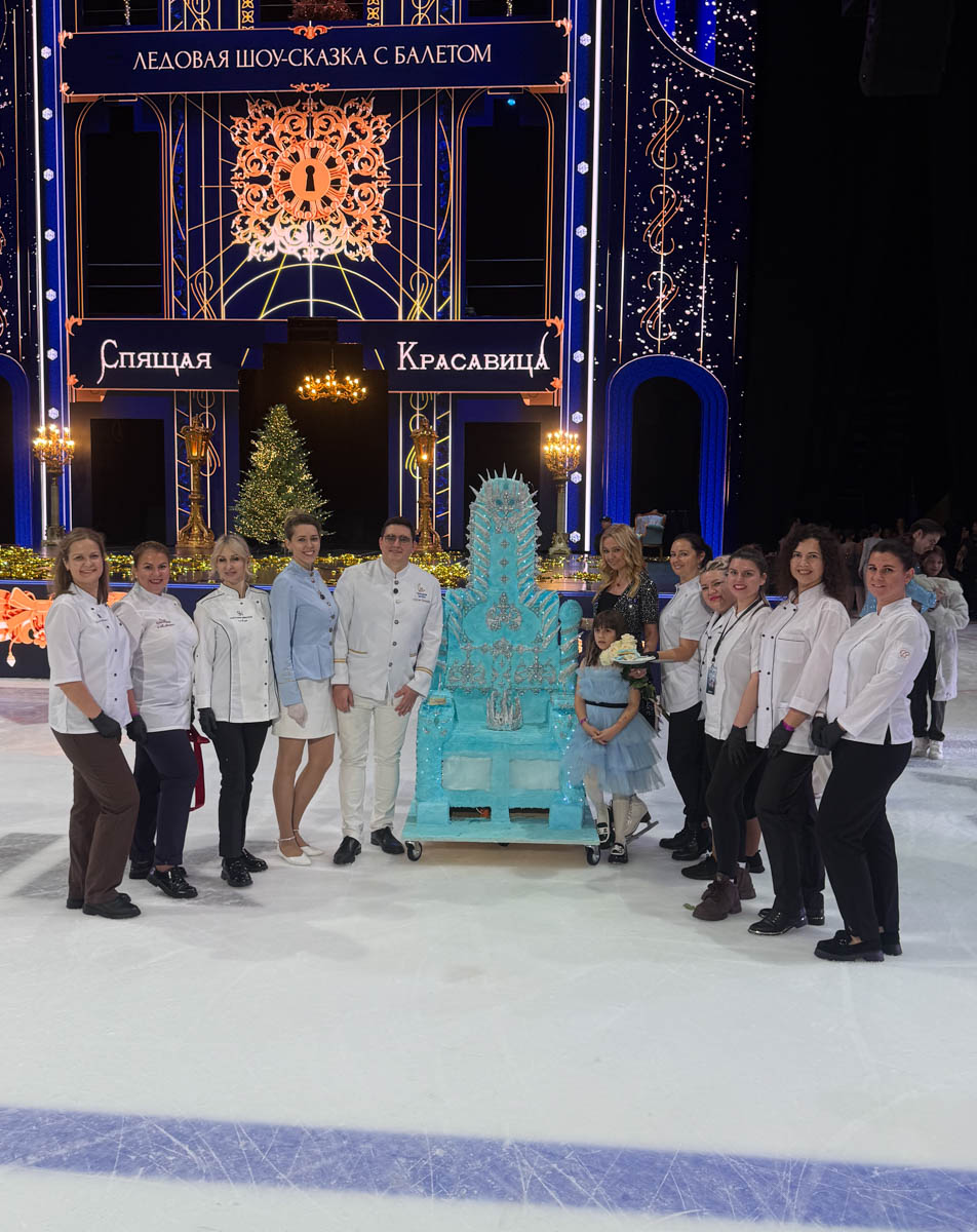 Торты должны соответствовать уровню торжественного события. Именно поэтому ко дню рождения фигуриста Евгения Плющенко был создан съедобный трон высотой более двух метров! Трудилась над ним в том числе владимирский кондитер Елена Синицына — ранее она участвовала в приготовлении сладкого гиганта на юбилей Яны Рудковской.