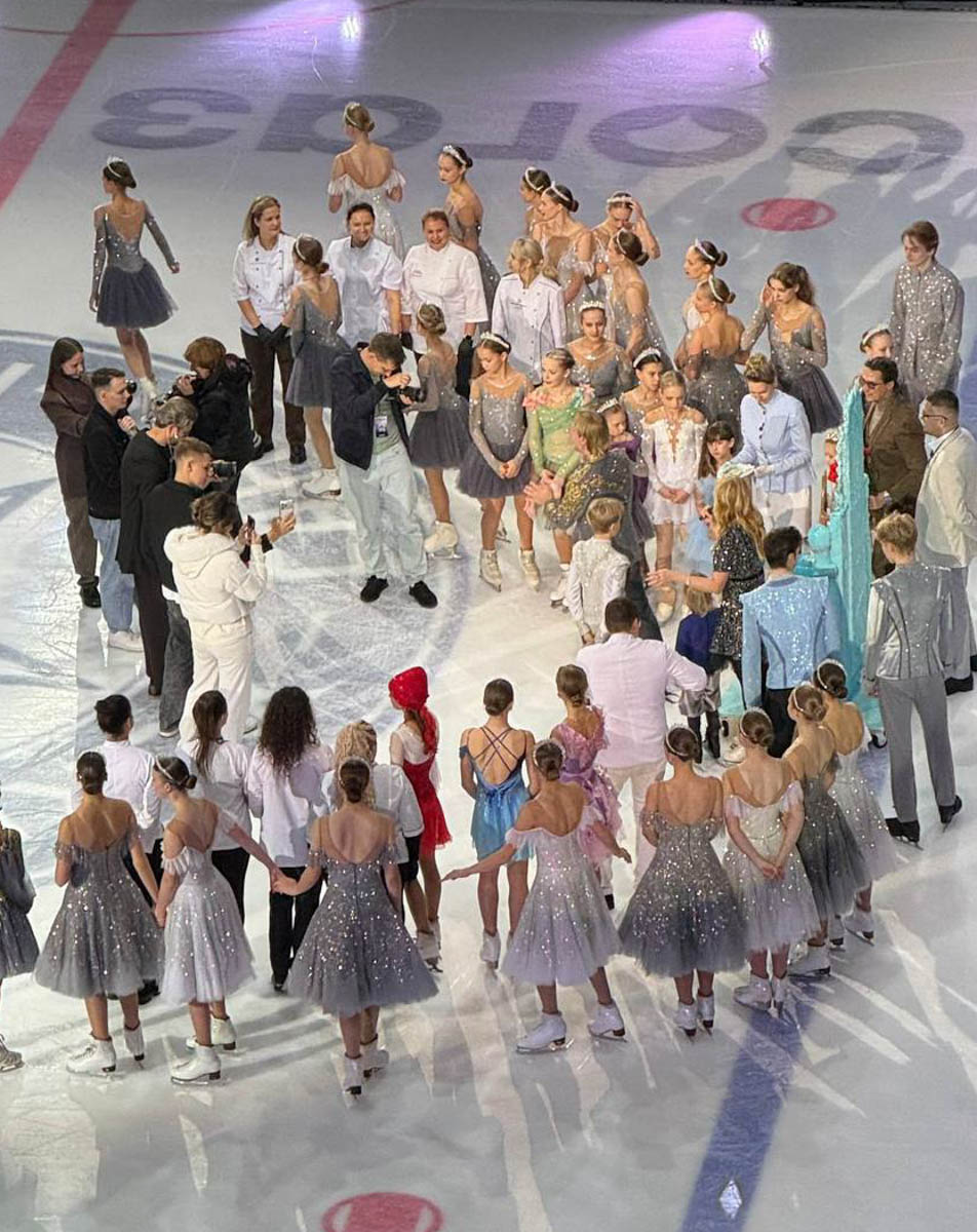 Торты должны соответствовать уровню торжественного события. Именно поэтому ко дню рождения фигуриста Евгения Плющенко был создан съедобный трон высотой более двух метров! Трудилась над ним в том числе владимирский кондитер Елена Синицына — ранее она участвовала в приготовлении сладкого гиганта на юбилей Яны Рудковской.