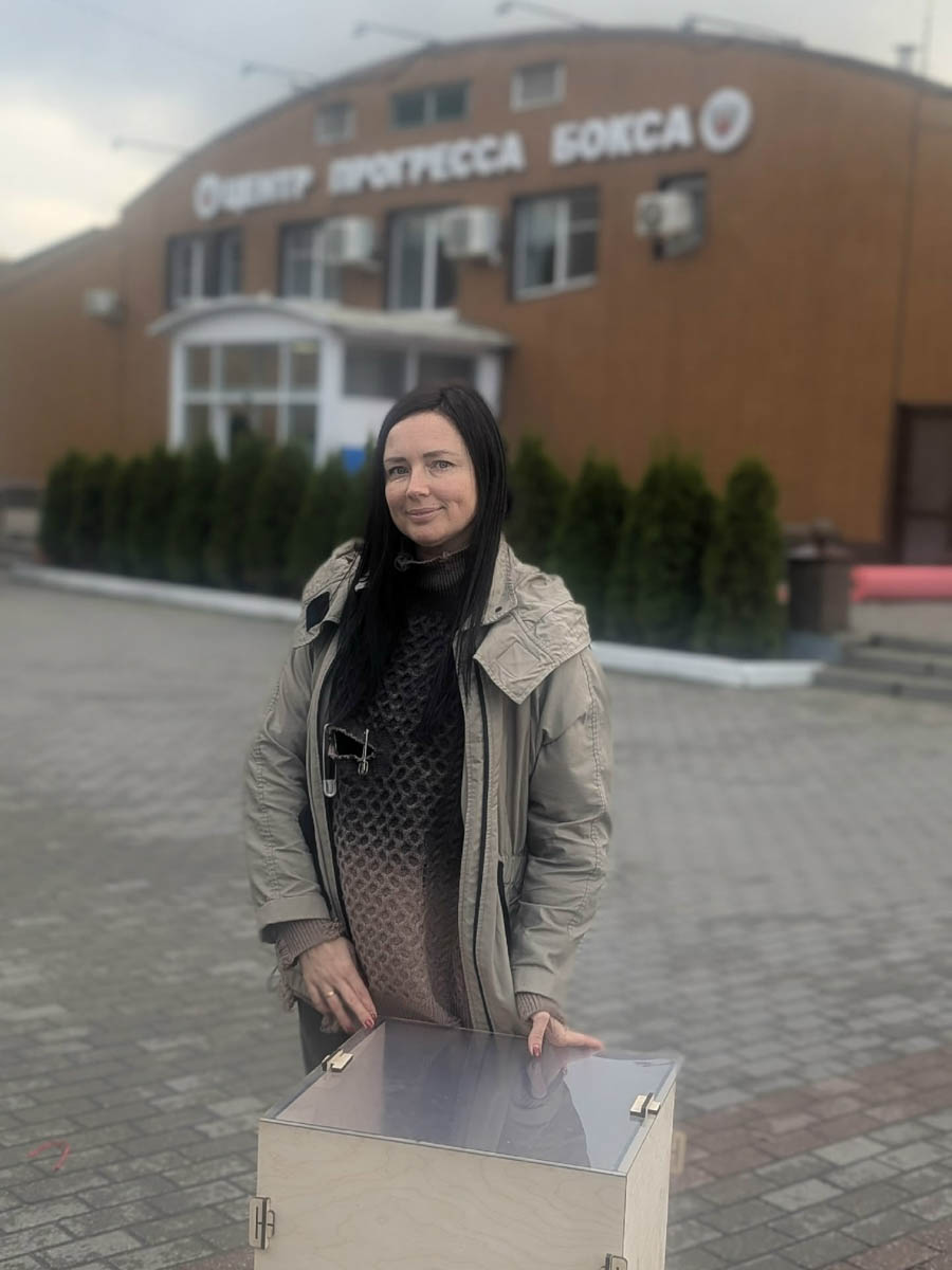 Торты должны соответствовать уровню торжественного события. Именно поэтому ко дню рождения фигуриста Евгения Плющенко был создан съедобный трон высотой более двух метров! Трудилась над ним в том числе владимирский кондитер Елена Синицына — ранее она участвовала в приготовлении сладкого гиганта на юбилей Яны Рудковской.