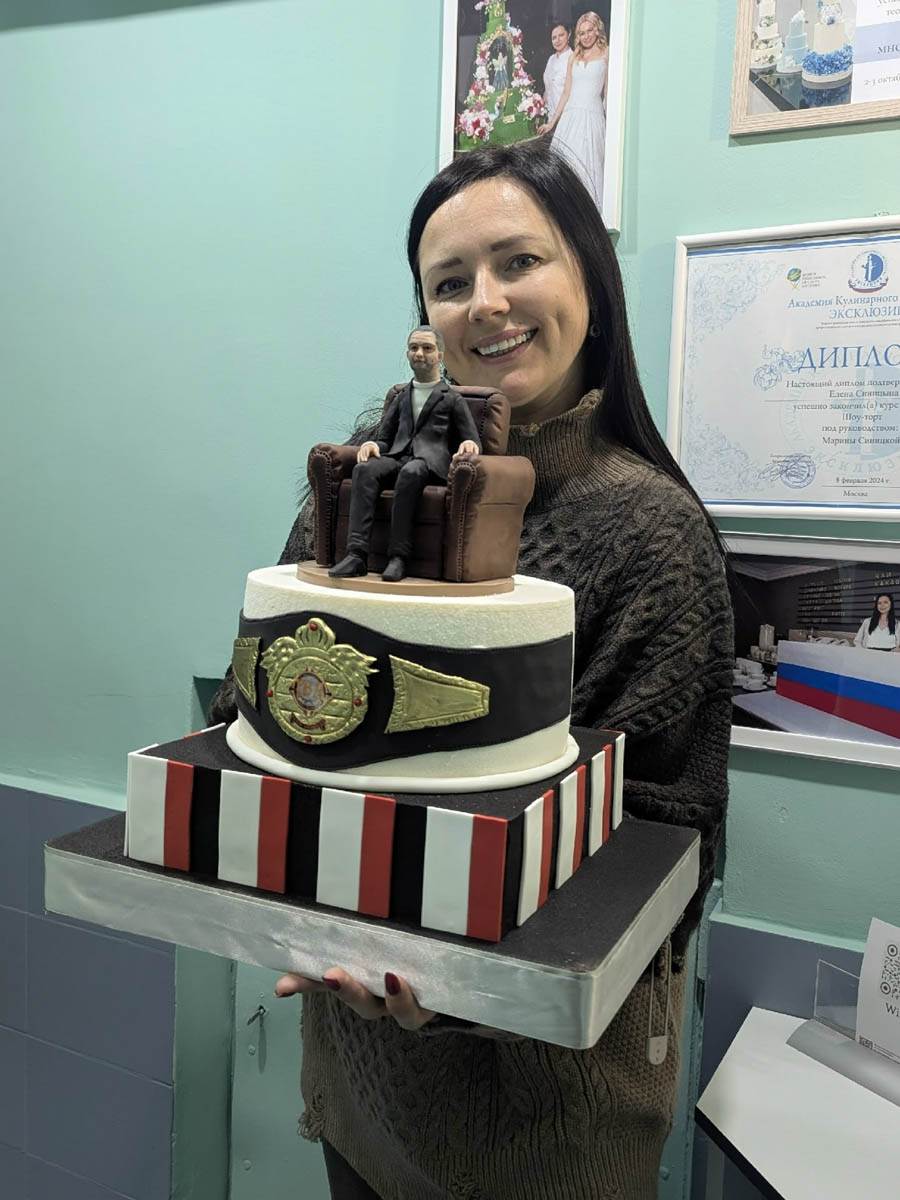 Торты должны соответствовать уровню торжественного события. Именно поэтому ко дню рождения фигуриста Евгения Плющенко был создан съедобный трон высотой более двух метров! Трудилась над ним в том числе владимирский кондитер Елена Синицына — ранее она участвовала в приготовлении сладкого гиганта на юбилей Яны Рудковской.