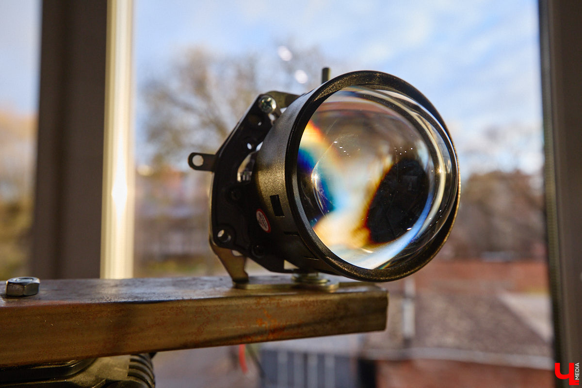 Представьте: вы едете ночью по темной дороге, сигнальный свет едва пробивается сквозь мрак. На парковке замечаете: стекла тусклые, запотевшие, с мелкими трещинами. Но спустя несколько часов тот же автомобиль триумфально возвращается в гараж: его фары сияют ярко, четко, почти ослепительно. Именно тогда понимаешь: в автосервисе Kerby’s Refit умеют творить чудеса!