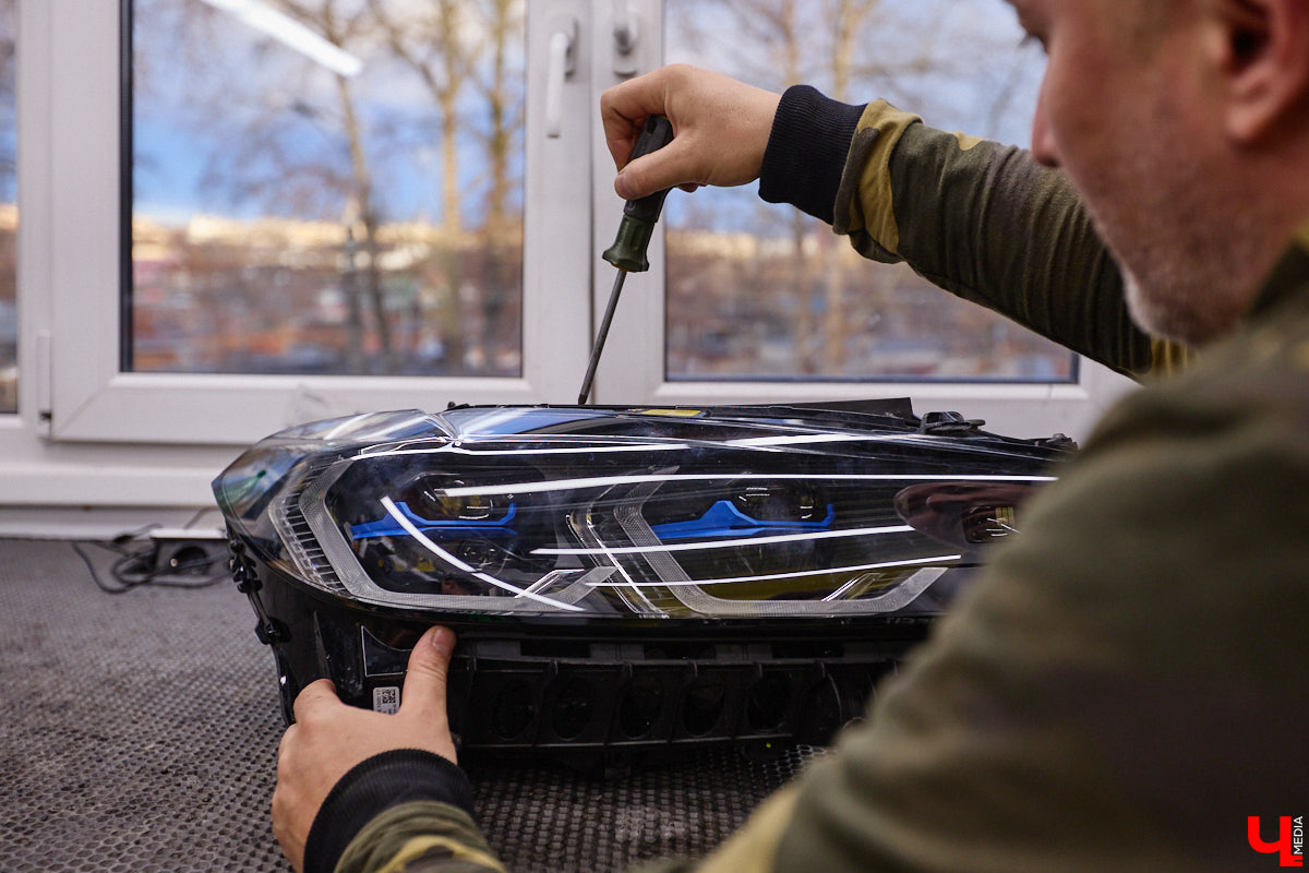 Представьте: вы едете ночью по темной дороге, сигнальный свет едва пробивается сквозь мрак. На парковке замечаете: стекла тусклые, запотевшие, с мелкими трещинами. Но спустя несколько часов тот же автомобиль триумфально возвращается в гараж: его фары сияют ярко, четко, почти ослепительно. Именно тогда понимаешь: в автосервисе Kerby’s Refit умеют творить чудеса!