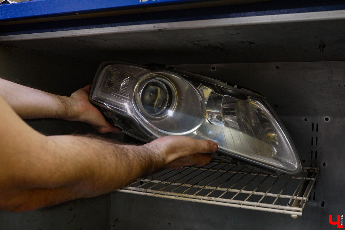 Представьте: вы едете ночью по темной дороге, сигнальный свет едва пробивается сквозь мрак. На парковке замечаете: стекла тусклые, запотевшие, с мелкими трещинами. Но спустя несколько часов тот же автомобиль триумфально возвращается в гараж: его фары сияют ярко, четко, почти ослепительно. Именно тогда понимаешь: в автосервисе Kerby’s Refit умеют творить чудеса!