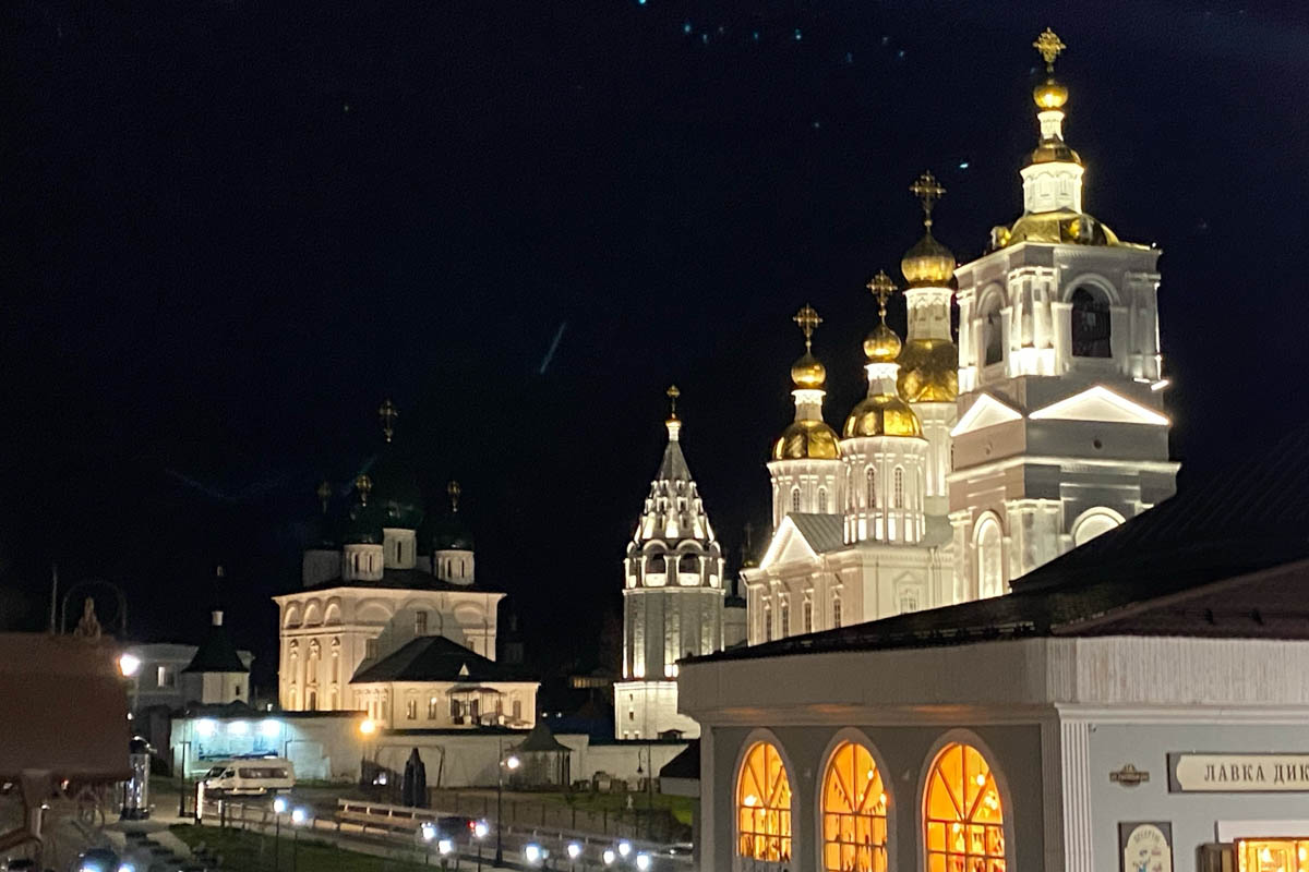 Нижегородская область — территория творческая и многогранная. Маршруты по ней можно прокладывать самые разнообразные. Главной целью этого путешествия стала знаменитая Болдинская осень. А по дороге в Большое Болдино, где Александр Пушкин создал свыше 60 своих произведений, заглянули и в Кулебаки. Там установлен один из первых в стране памятников Ленину. Посетили мы и родину арзамасского гуся лапчатого.