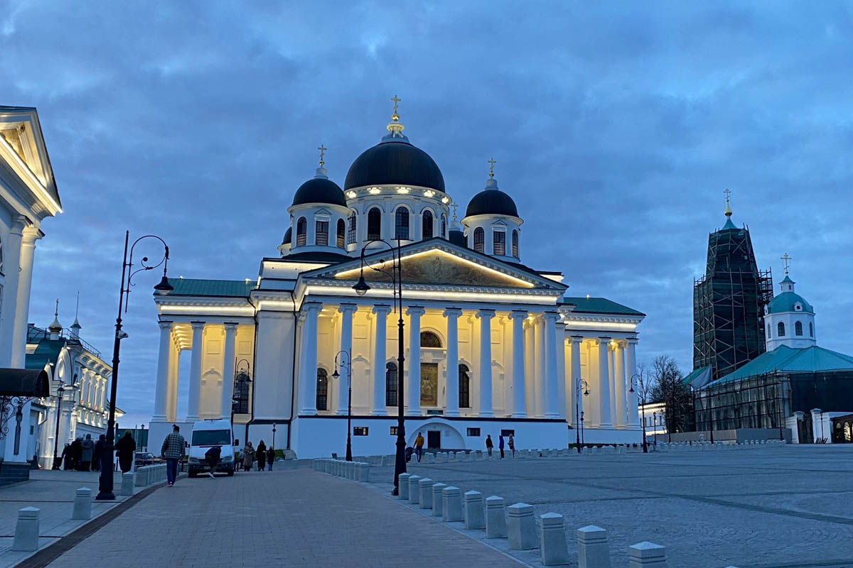 Нижегородская область — территория творческая и многогранная. Маршруты по ней можно прокладывать самые разнообразные. Главной целью этого путешествия стала знаменитая Болдинская осень. А по дороге в Большое Болдино, где Александр Пушкин создал свыше 60 своих произведений, заглянули и в Кулебаки. Там установлен один из первых в стране памятников Ленину. Посетили мы и родину арзамасского гуся лапчатого.