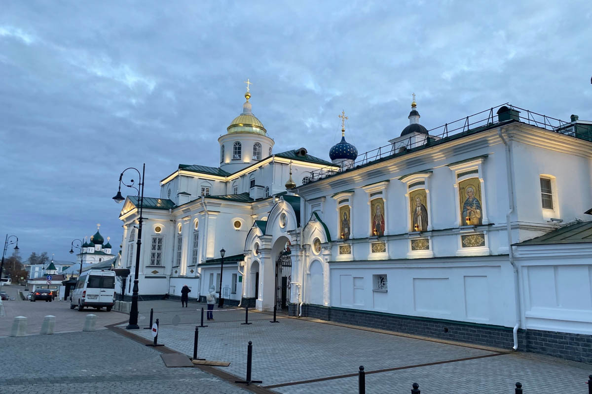Нижегородская область — территория творческая и многогранная. Маршруты по ней можно прокладывать самые разнообразные. Главной целью этого путешествия стала знаменитая Болдинская осень. А по дороге в Большое Болдино, где Александр Пушкин создал свыше 60 своих произведений, заглянули и в Кулебаки. Там установлен один из первых в стране памятников Ленину. Посетили мы и родину арзамасского гуся лапчатого.