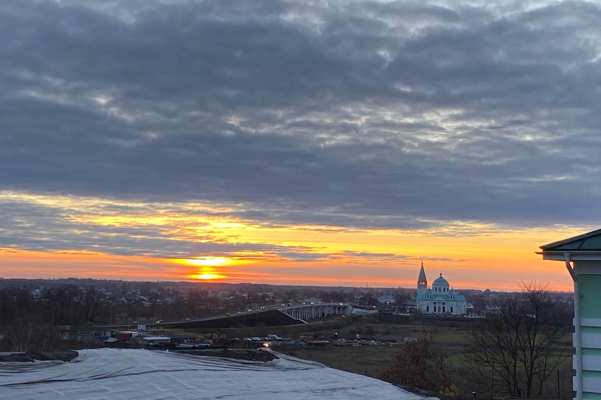 Нижегородская область — территория творческая и многогранная. Маршруты по ней можно прокладывать самые разнообразные. Главной целью этого путешествия стала знаменитая Болдинская осень. А по дороге в Большое Болдино, где Александр Пушкин создал свыше 60 своих произведений, заглянули и в Кулебаки. Там установлен один из первых в стране памятников Ленину. Посетили мы и родину арзамасского гуся лапчатого.