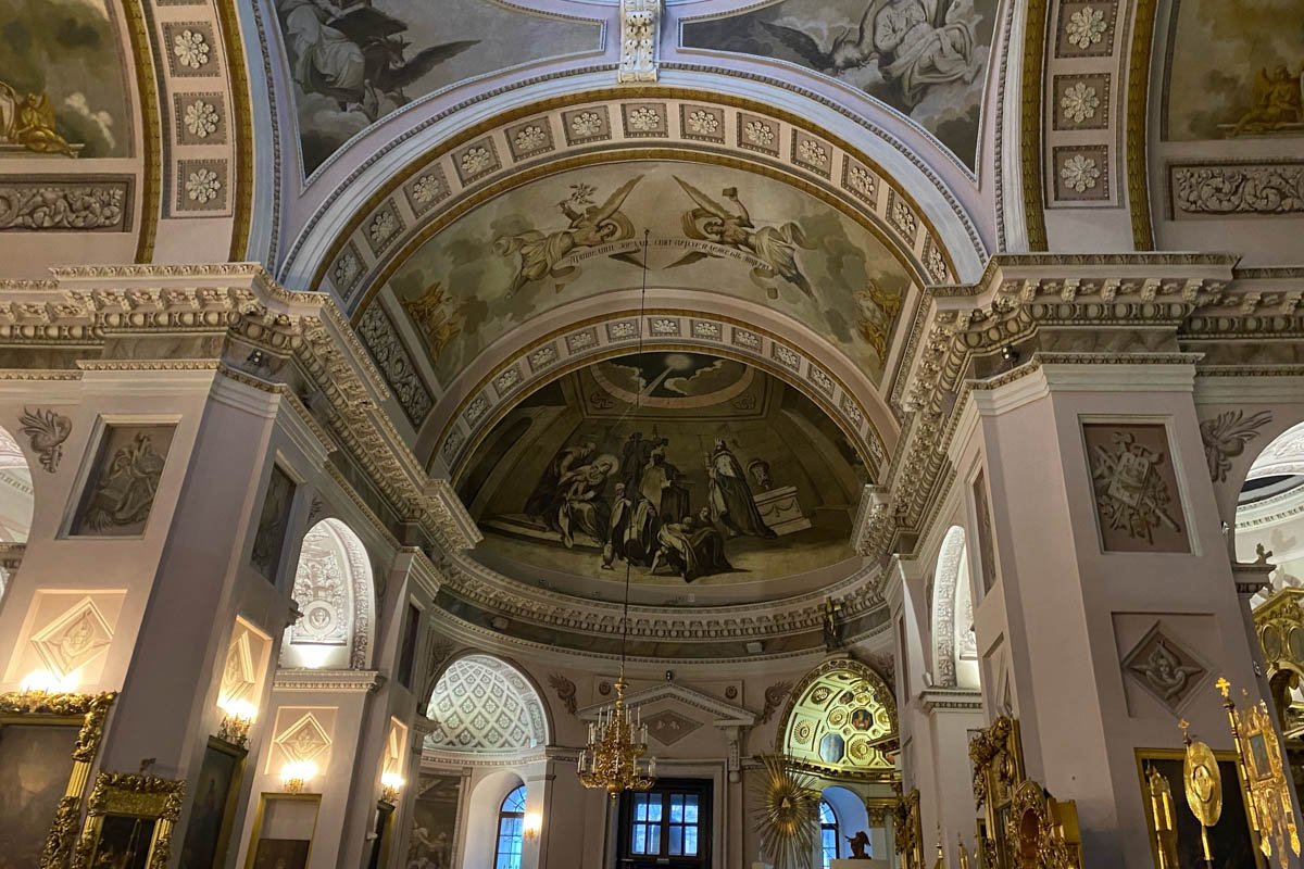 Нижегородская область — территория творческая и многогранная. Маршруты по ней можно прокладывать самые разнообразные. Главной целью этого путешествия стала знаменитая Болдинская осень. А по дороге в Большое Болдино, где Александр Пушкин создал свыше 60 своих произведений, заглянули и в Кулебаки. Там установлен один из первых в стране памятников Ленину. Посетили мы и родину арзамасского гуся лапчатого.