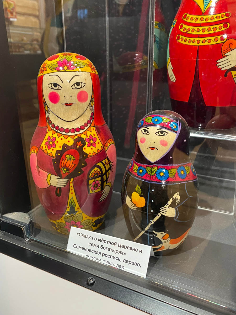 Нижегородская область — территория творческая и многогранная. Маршруты по ней можно прокладывать самые разнообразные. Главной целью этого путешествия стала знаменитая Болдинская осень. А по дороге в Большое Болдино, где Александр Пушкин создал свыше 60 своих произведений, заглянули и в Кулебаки. Там установлен один из первых в стране памятников Ленину. Посетили мы и родину арзамасского гуся лапчатого.