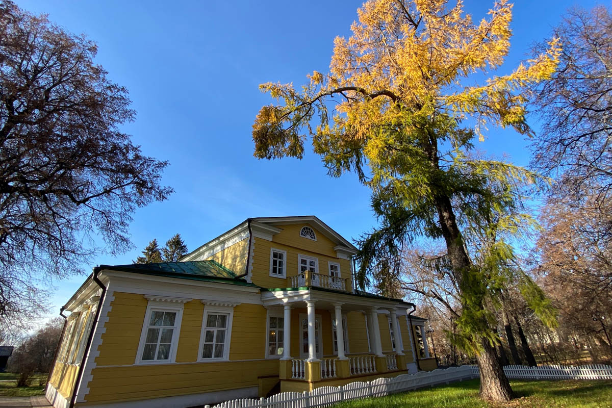 Нижегородская область — территория творческая и многогранная. Маршруты по ней можно прокладывать самые разнообразные. Главной целью этого путешествия стала знаменитая Болдинская осень. А по дороге в Большое Болдино, где Александр Пушкин создал свыше 60 своих произведений, заглянули и в Кулебаки. Там установлен один из первых в стране памятников Ленину. Посетили мы и родину арзамасского гуся лапчатого.