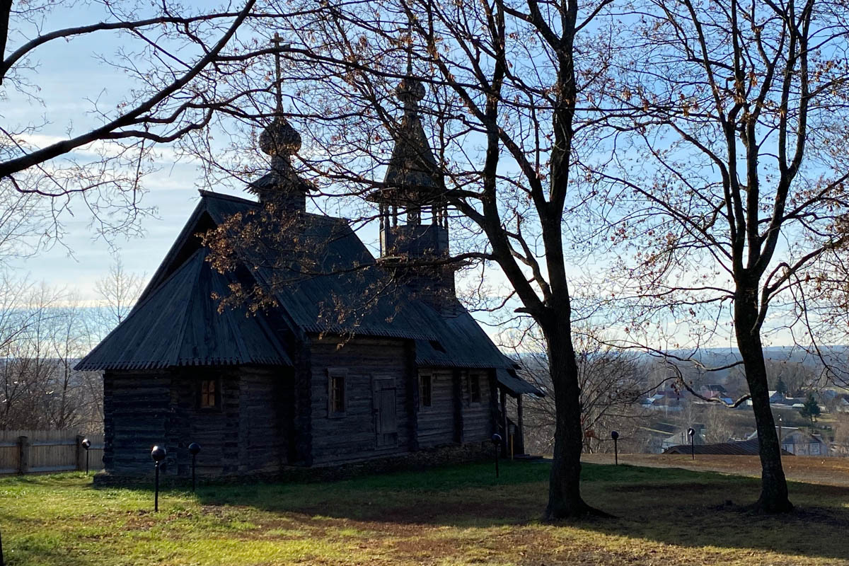 Нижегородская область — территория творческая и многогранная. Маршруты по ней можно прокладывать самые разнообразные. Главной целью этого путешествия стала знаменитая Болдинская осень. А по дороге в Большое Болдино, где Александр Пушкин создал свыше 60 своих произведений, заглянули и в Кулебаки. Там установлен один из первых в стране памятников Ленину. Посетили мы и родину арзамасского гуся лапчатого.