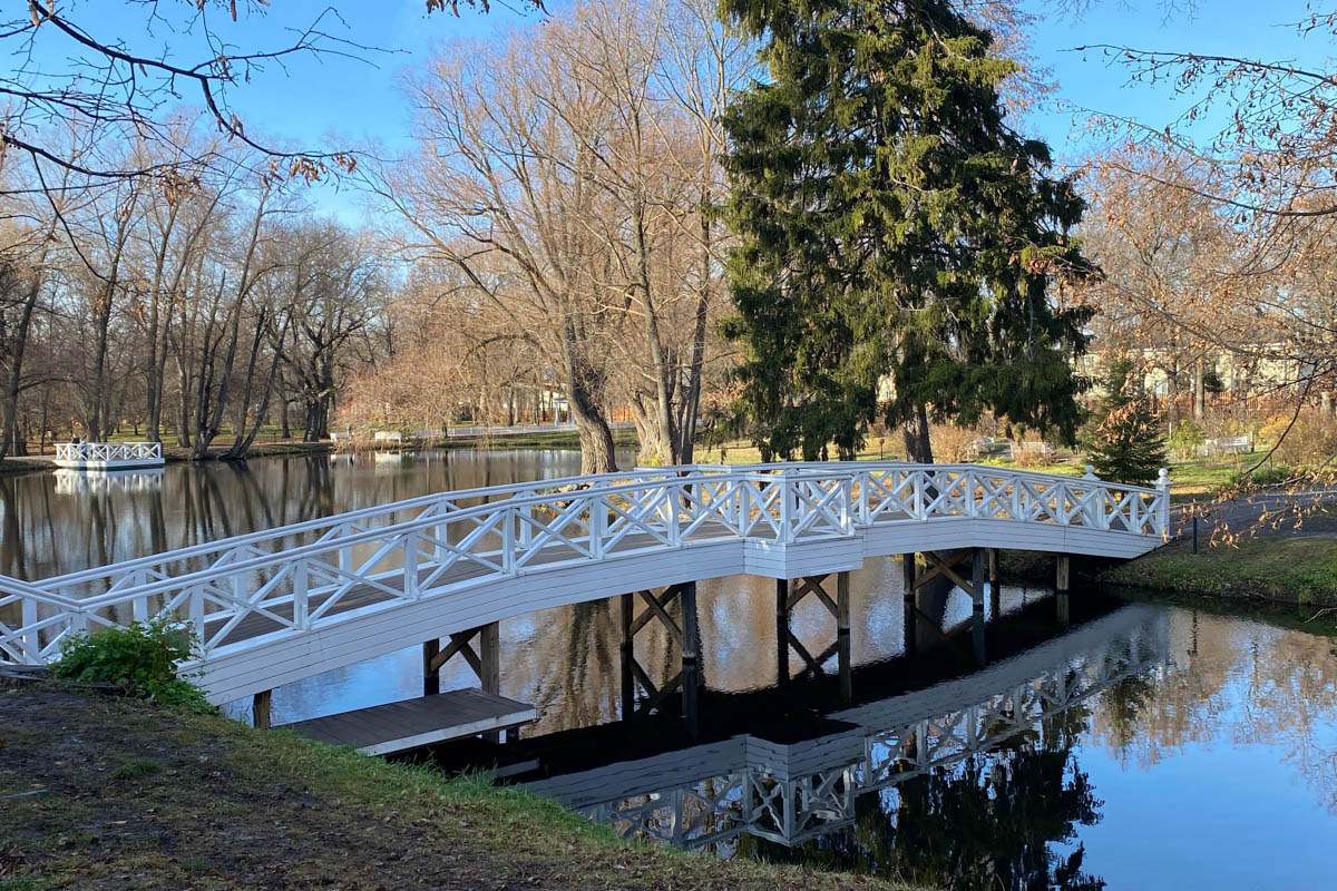 Нижегородская область — территория творческая и многогранная. Маршруты по ней можно прокладывать самые разнообразные. Главной целью этого путешествия стала знаменитая Болдинская осень. А по дороге в Большое Болдино, где Александр Пушкин создал свыше 60 своих произведений, заглянули и в Кулебаки. Там установлен один из первых в стране памятников Ленину. Посетили мы и родину арзамасского гуся лапчатого.