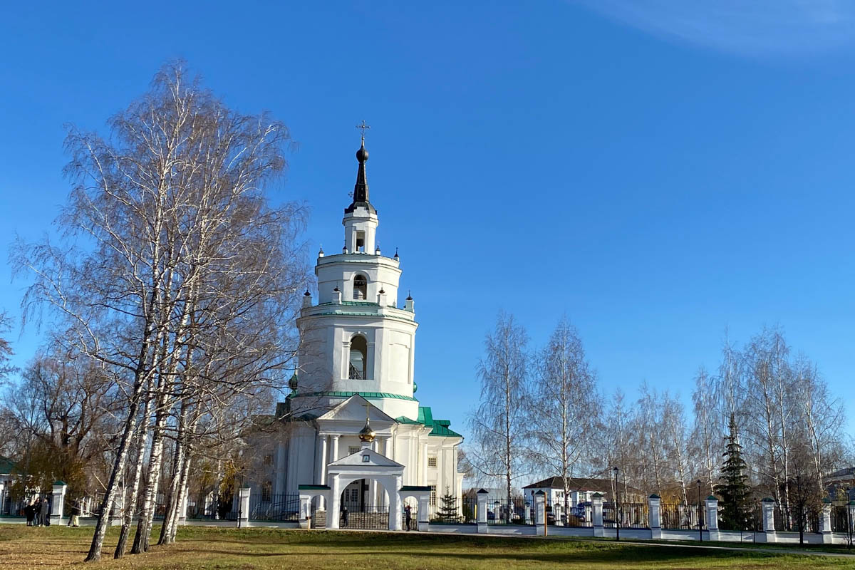 Нижегородская область — территория творческая и многогранная. Маршруты по ней можно прокладывать самые разнообразные. Главной целью этого путешествия стала знаменитая Болдинская осень. А по дороге в Большое Болдино, где Александр Пушкин создал свыше 60 своих произведений, заглянули и в Кулебаки. Там установлен один из первых в стране памятников Ленину. Посетили мы и родину арзамасского гуся лапчатого.