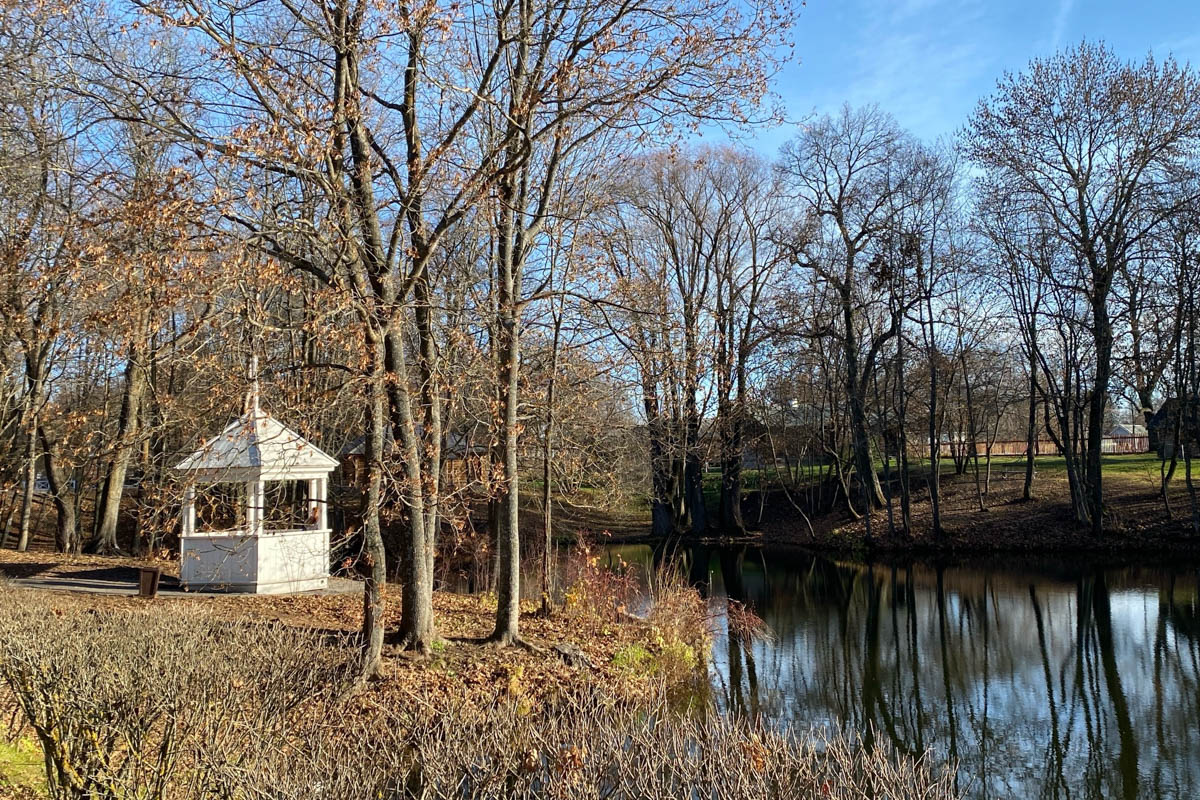 Нижегородская область — территория творческая и многогранная. Маршруты по ней можно прокладывать самые разнообразные. Главной целью этого путешествия стала знаменитая Болдинская осень. А по дороге в Большое Болдино, где Александр Пушкин создал свыше 60 своих произведений, заглянули и в Кулебаки. Там установлен один из первых в стране памятников Ленину. Посетили мы и родину арзамасского гуся лапчатого.