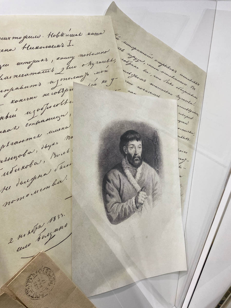 Нижегородская область — территория творческая и многогранная. Маршруты по ней можно прокладывать самые разнообразные. Главной целью этого путешествия стала знаменитая Болдинская осень. А по дороге в Большое Болдино, где Александр Пушкин создал свыше 60 своих произведений, заглянули и в Кулебаки. Там установлен один из первых в стране памятников Ленину. Посетили мы и родину арзамасского гуся лапчатого.