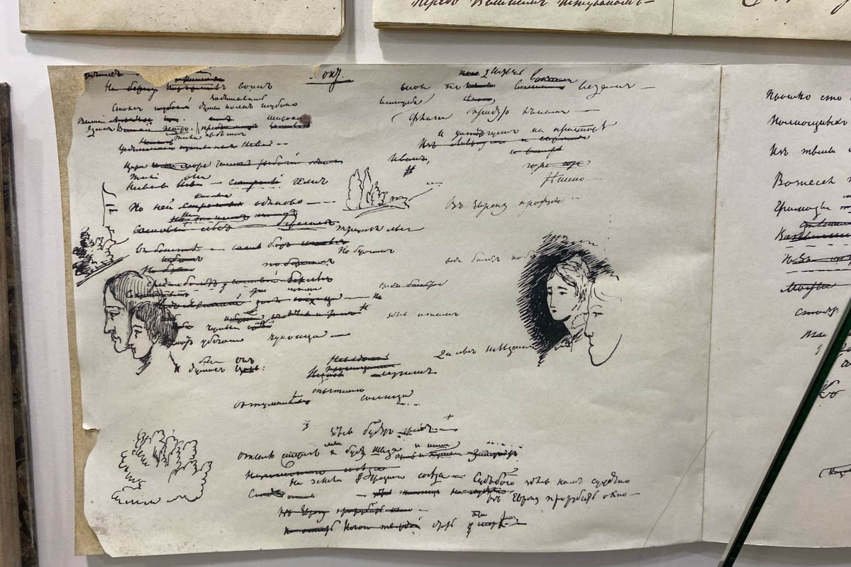 Нижегородская область — территория творческая и многогранная. Маршруты по ней можно прокладывать самые разнообразные. Главной целью этого путешествия стала знаменитая Болдинская осень. А по дороге в Большое Болдино, где Александр Пушкин создал свыше 60 своих произведений, заглянули и в Кулебаки. Там установлен один из первых в стране памятников Ленину. Посетили мы и родину арзамасского гуся лапчатого.