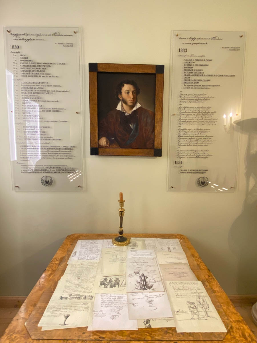 Нижегородская область — территория творческая и многогранная. Маршруты по ней можно прокладывать самые разнообразные. Главной целью этого путешествия стала знаменитая Болдинская осень. А по дороге в Большое Болдино, где Александр Пушкин создал свыше 60 своих произведений, заглянули и в Кулебаки. Там установлен один из первых в стране памятников Ленину. Посетили мы и родину арзамасского гуся лапчатого.