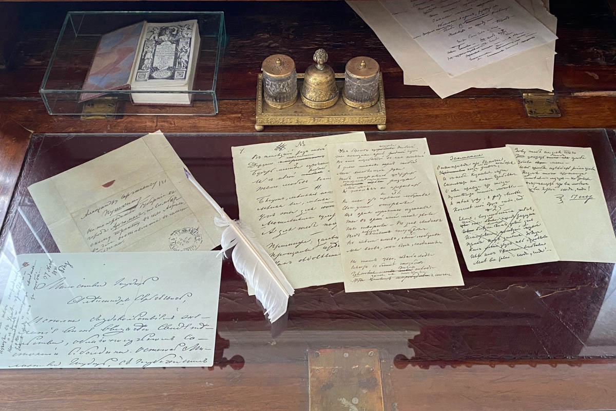 Нижегородская область — территория творческая и многогранная. Маршруты по ней можно прокладывать самые разнообразные. Главной целью этого путешествия стала знаменитая Болдинская осень. А по дороге в Большое Болдино, где Александр Пушкин создал свыше 60 своих произведений, заглянули и в Кулебаки. Там установлен один из первых в стране памятников Ленину. Посетили мы и родину арзамасского гуся лапчатого.