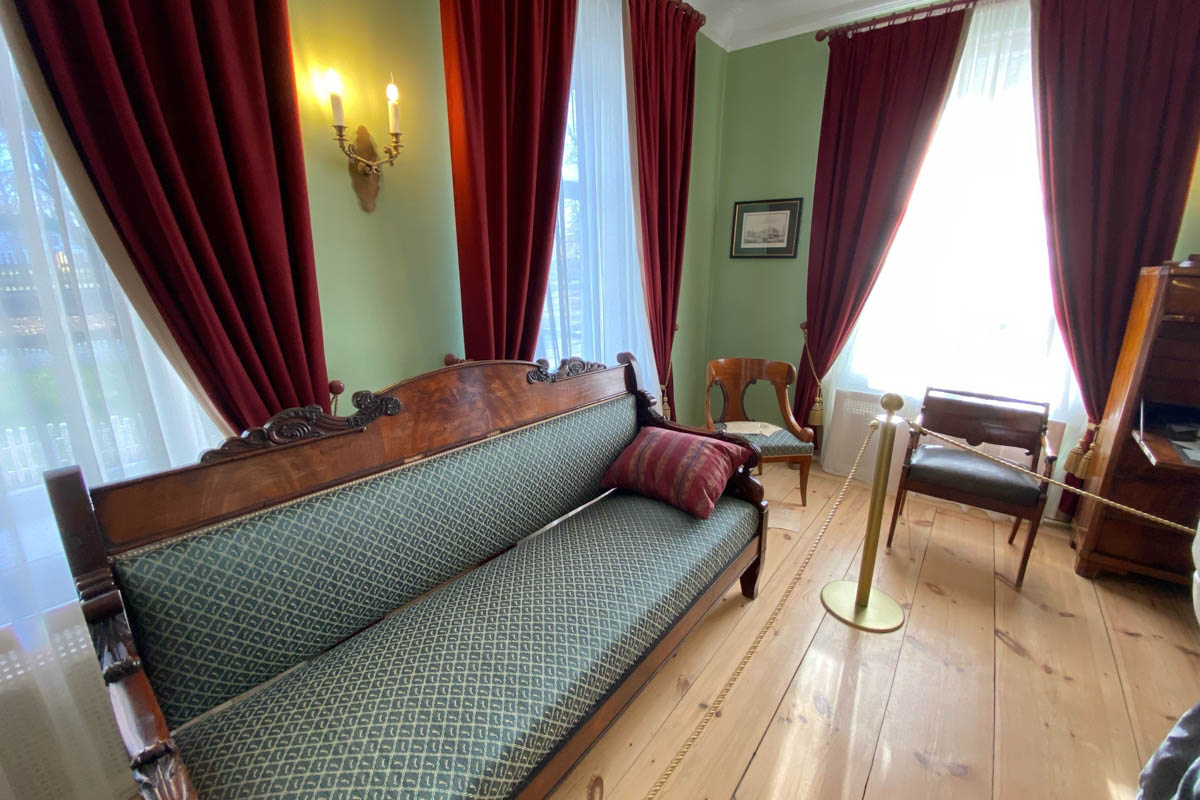 Нижегородская область — территория творческая и многогранная. Маршруты по ней можно прокладывать самые разнообразные. Главной целью этого путешествия стала знаменитая Болдинская осень. А по дороге в Большое Болдино, где Александр Пушкин создал свыше 60 своих произведений, заглянули и в Кулебаки. Там установлен один из первых в стране памятников Ленину. Посетили мы и родину арзамасского гуся лапчатого.