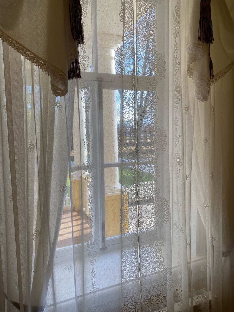 Нижегородская область — территория творческая и многогранная. Маршруты по ней можно прокладывать самые разнообразные. Главной целью этого путешествия стала знаменитая Болдинская осень. А по дороге в Большое Болдино, где Александр Пушкин создал свыше 60 своих произведений, заглянули и в Кулебаки. Там установлен один из первых в стране памятников Ленину. Посетили мы и родину арзамасского гуся лапчатого.