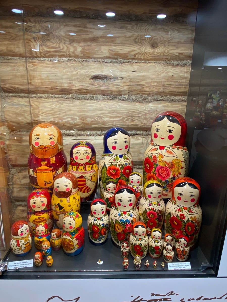 Нижегородская область — территория творческая и многогранная. Маршруты по ней можно прокладывать самые разнообразные. Главной целью этого путешествия стала знаменитая Болдинская осень. А по дороге в Большое Болдино, где Александр Пушкин создал свыше 60 своих произведений, заглянули и в Кулебаки. Там установлен один из первых в стране памятников Ленину. Посетили мы и родину арзамасского гуся лапчатого.