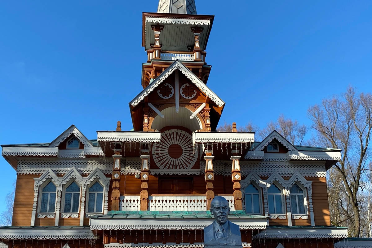 Нижегородская область — территория творческая и многогранная. Маршруты по ней можно прокладывать самые разнообразные. Главной целью этого путешествия стала знаменитая Болдинская осень. А по дороге в Большое Болдино, где Александр Пушкин создал свыше 60 своих произведений, заглянули и в Кулебаки. Там установлен один из первых в стране памятников Ленину. Посетили мы и родину арзамасского гуся лапчатого.