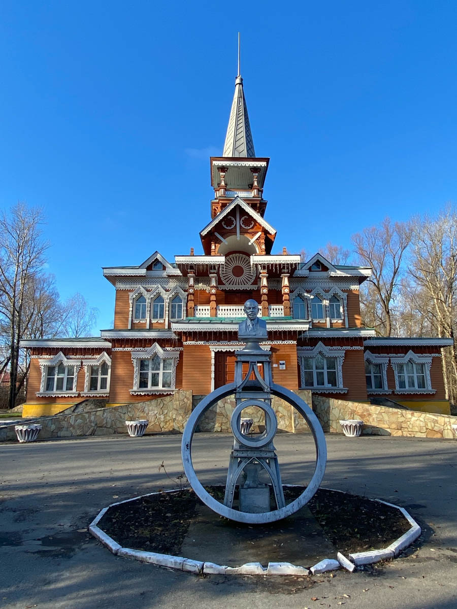 Нижегородская область — территория творческая и многогранная. Маршруты по ней можно прокладывать самые разнообразные. Главной целью этого путешествия стала знаменитая Болдинская осень. А по дороге в Большое Болдино, где Александр Пушкин создал свыше 60 своих произведений, заглянули и в Кулебаки. Там установлен один из первых в стране памятников Ленину. Посетили мы и родину арзамасского гуся лапчатого.