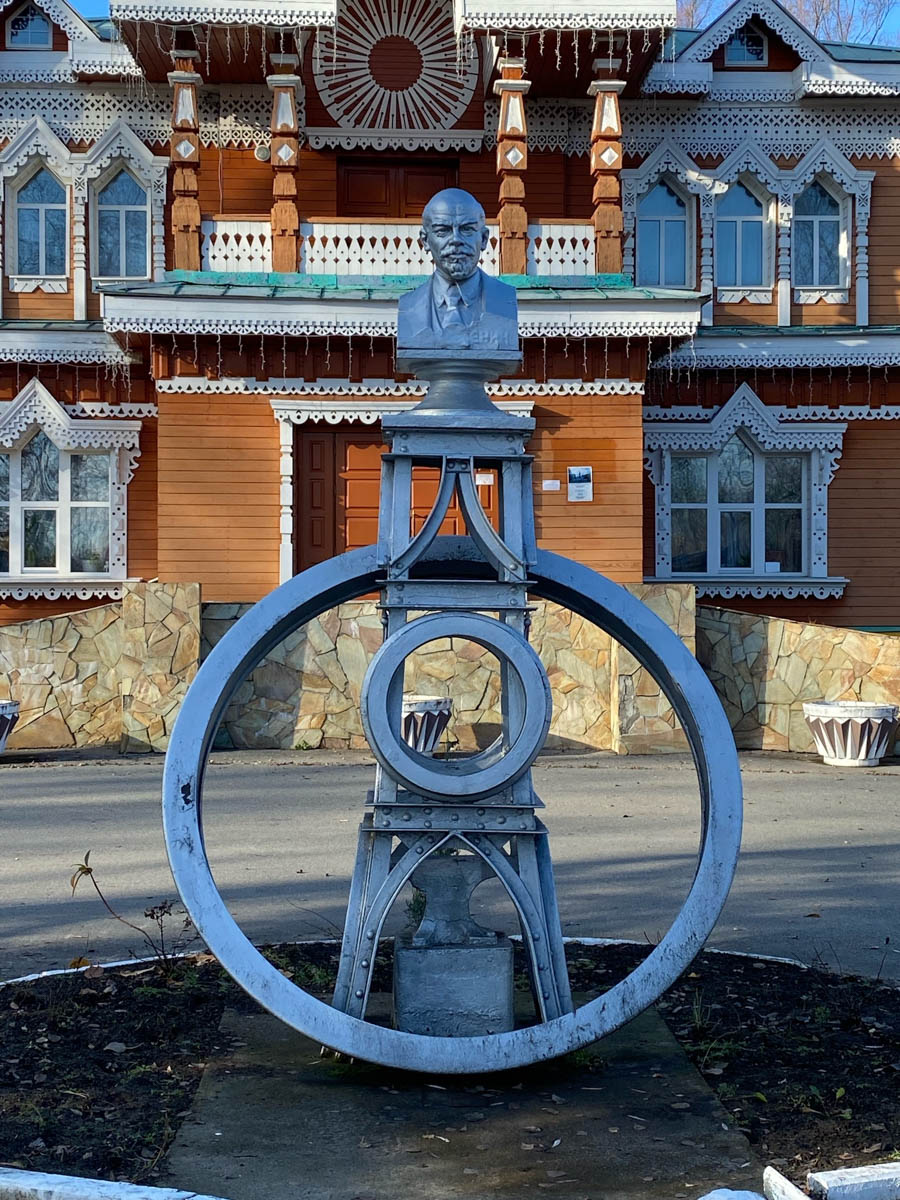 Нижегородская область — территория творческая и многогранная. Маршруты по ней можно прокладывать самые разнообразные. Главной целью этого путешествия стала знаменитая Болдинская осень. А по дороге в Большое Болдино, где Александр Пушкин создал свыше 60 своих произведений, заглянули и в Кулебаки. Там установлен один из первых в стране памятников Ленину. Посетили мы и родину арзамасского гуся лапчатого.