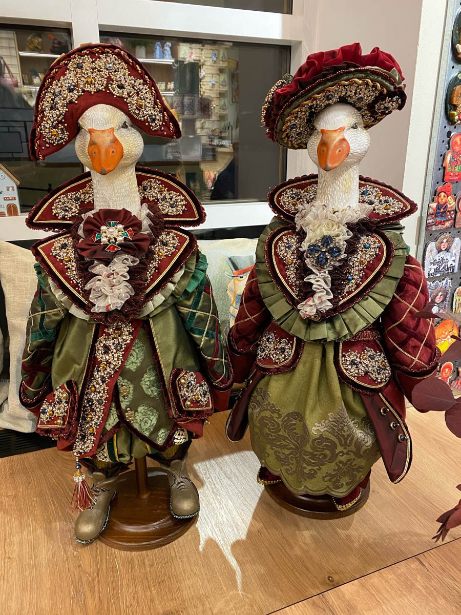 Нижегородская область — территория творческая и многогранная. Маршруты по ней можно прокладывать самые разнообразные. Главной целью этого путешествия стала знаменитая Болдинская осень. А по дороге в Большое Болдино, где Александр Пушкин создал свыше 60 своих произведений, заглянули и в Кулебаки. Там установлен один из первых в стране памятников Ленину. Посетили мы и родину арзамасского гуся лапчатого.