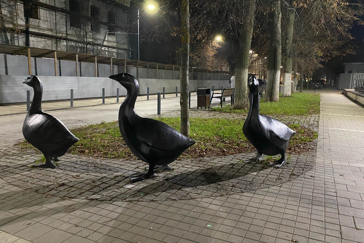 Нижегородская область — территория творческая и многогранная. Маршруты по ней можно прокладывать самые разнообразные. Главной целью этого путешествия стала знаменитая Болдинская осень. А по дороге в Большое Болдино, где Александр Пушкин создал свыше 60 своих произведений, заглянули и в Кулебаки. Там установлен один из первых в стране памятников Ленину. Посетили мы и родину арзамасского гуся лапчатого.