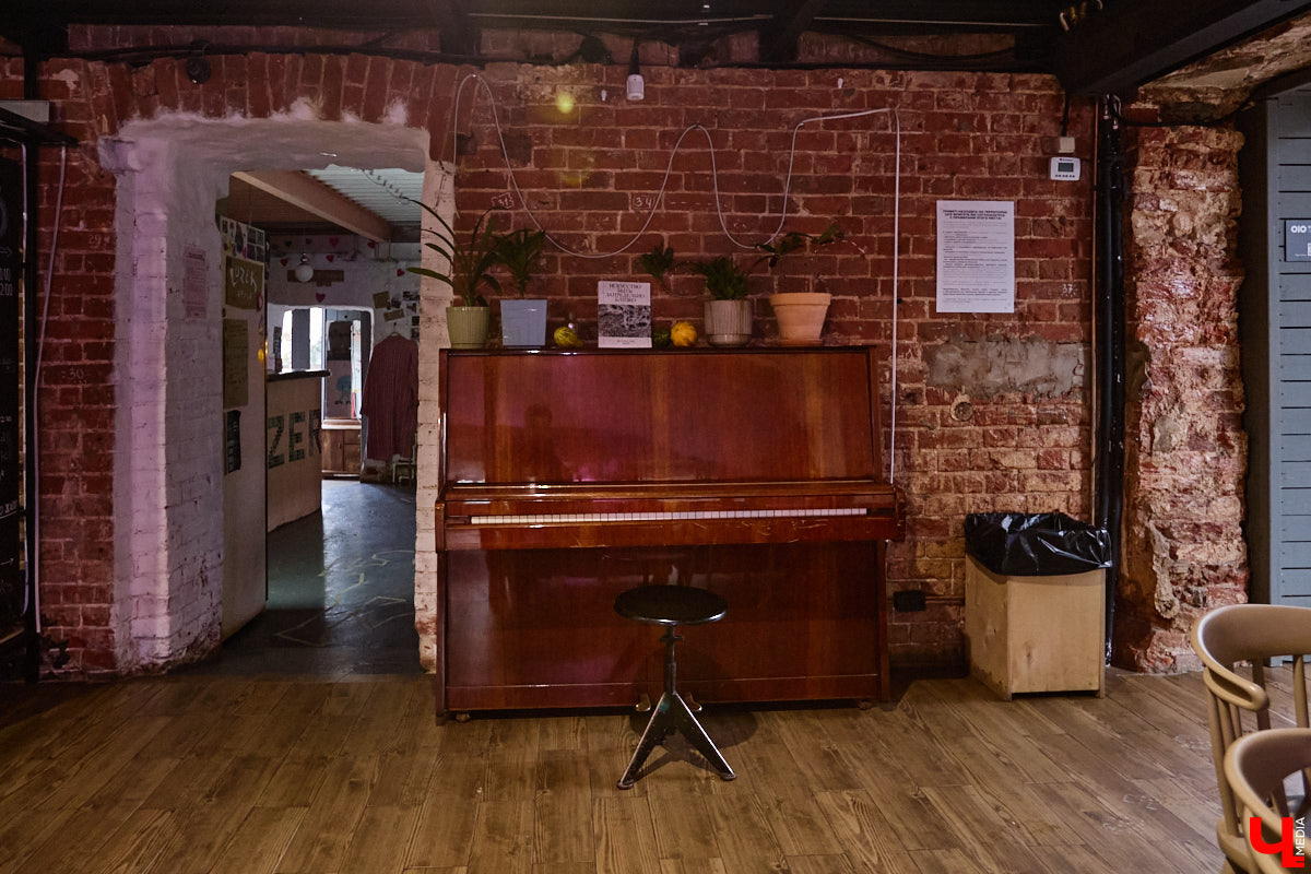 Если начался 2025 год с печальной новости о закрытии «Флигеля», то финиширует он на положительной ноте. Создательница ЦСК и владелица здания на Девической Анастасия Вавилова вернулась в творческий проект с намерением оживить центр современной культуры.