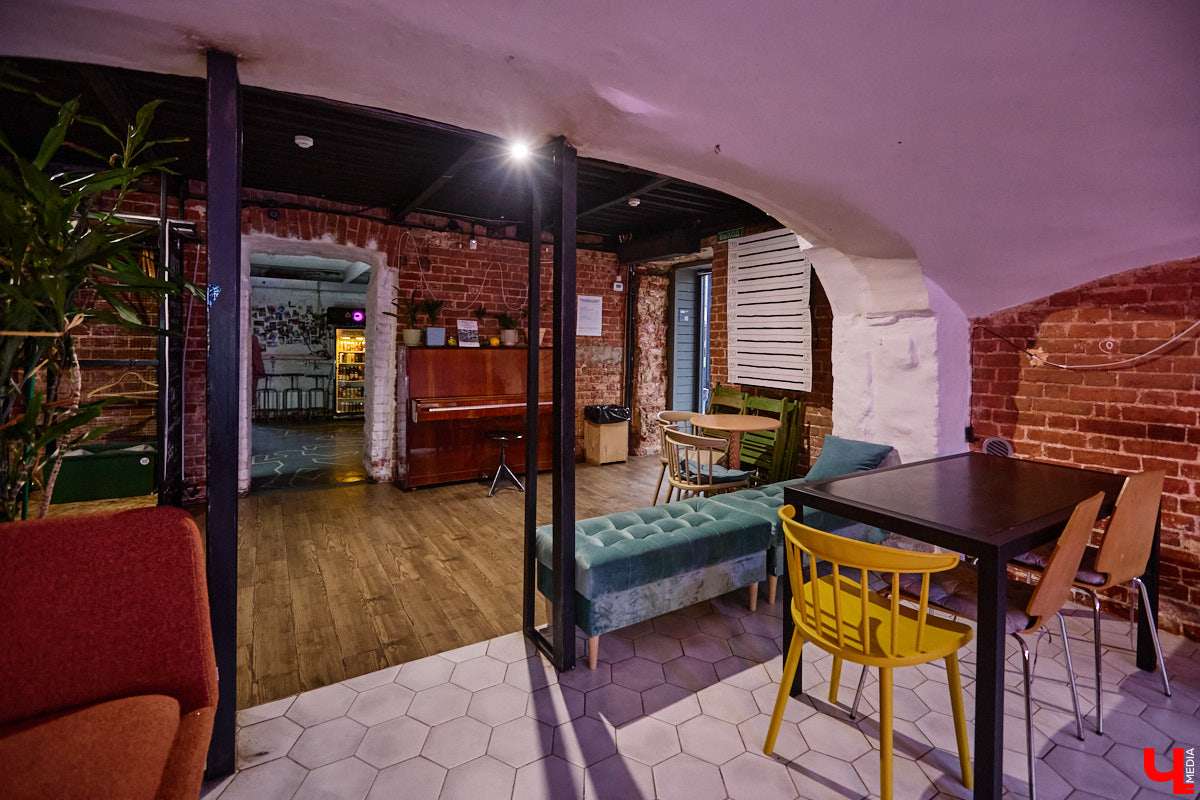 Если начался 2025 год с печальной новости о закрытии «Флигеля», то финиширует он на положительной ноте. Создательница ЦСК и владелица здания на Девической Анастасия Вавилова вернулась в творческий проект с намерением оживить центр современной культуры.