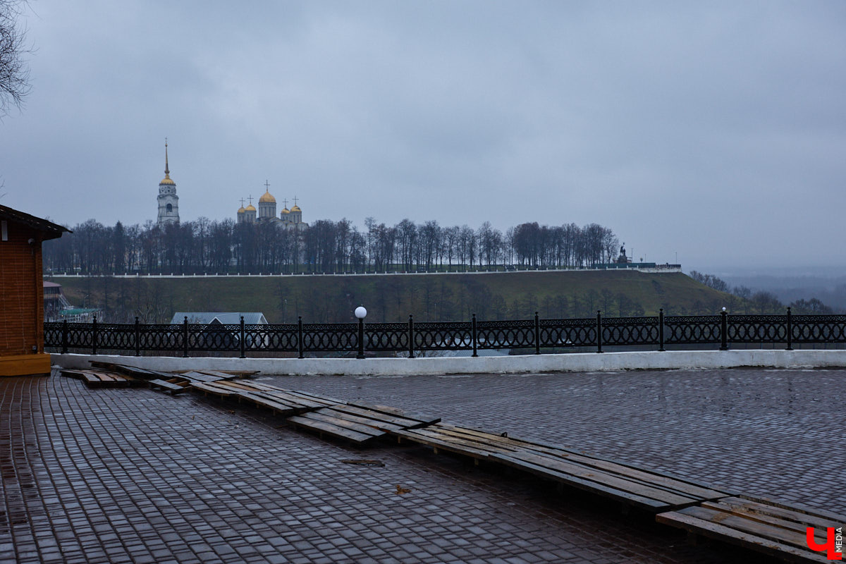 Памятник Юрию Долгорукому все же появится в историческом центре областной столицы. Буквально на днях работы по установке статуи знаменитого полководца сдвинулись с мертвой точки. А вот князю Владимиру и святителю Федору не так повезло: монумент не успели отремонтировать в срок. Теперь вся надежда на конец декабря. Зато первая белокаменная фигура, созданная во время летнего стоунфеста, наконец обрела дом.