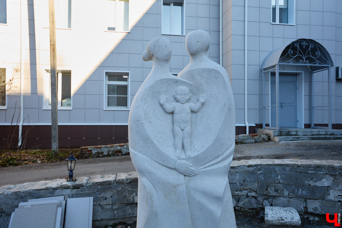 Памятник Юрию Долгорукому все же появится в историческом центре областной столицы. Буквально на днях работы по установке статуи знаменитого полководца сдвинулись с мертвой точки. А вот князю Владимиру и святителю Федору не так повезло: монумент не успели отремонтировать в срок. Теперь вся надежда на конец декабря. Зато первая белокаменная фигура, созданная во время летнего стоунфеста, наконец обрела дом.