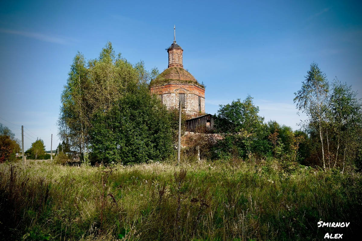 Забвение не щадит древнюю архитектуру. К счастью, некоторые жемчужины не только устояли, но и сохранили в своих стенах нечто ценное. Местный индустриальный турист Алексей Смирнов посетил несколько старинных церквей в нашей и соседних областях. Там он нашел удивительные вещи, заслуживающие быть как минимум увиденными.