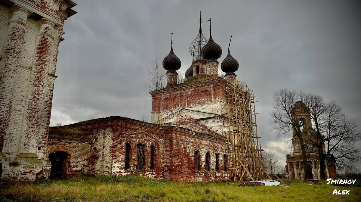 Забвение не щадит древнюю архитектуру. К счастью, некоторые жемчужины не только устояли, но и сохранили в своих стенах нечто ценное. Местный индустриальный турист Алексей Смирнов посетил несколько старинных церквей в нашей и соседних областях. Там он нашел удивительные вещи, заслуживающие быть как минимум увиденными.