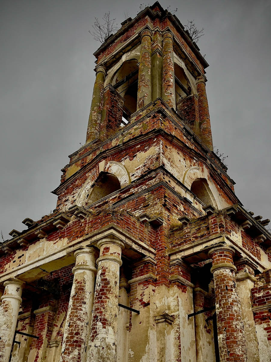 Забвение не щадит древнюю архитектуру. К счастью, некоторые жемчужины не только устояли, но и сохранили в своих стенах нечто ценное. Местный индустриальный турист Алексей Смирнов посетил несколько старинных церквей в нашей и соседних областях. Там он нашел удивительные вещи, заслуживающие быть как минимум увиденными.