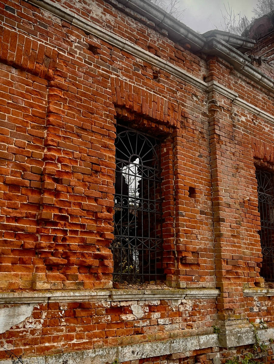 Забвение не щадит древнюю архитектуру. К счастью, некоторые жемчужины не только устояли, но и сохранили в своих стенах нечто ценное. Местный индустриальный турист Алексей Смирнов посетил несколько старинных церквей в нашей и соседних областях. Там он нашел удивительные вещи, заслуживающие быть как минимум увиденными.